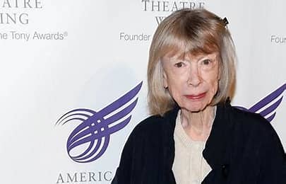 Joan Didion est une romancière américaine, née le 5 décembre 1934 à Sacramento (Californie) et morte le 23 décembre 2021 à New York (État de New York). Elle est également connue comme journaliste, essayiste et scénariste.